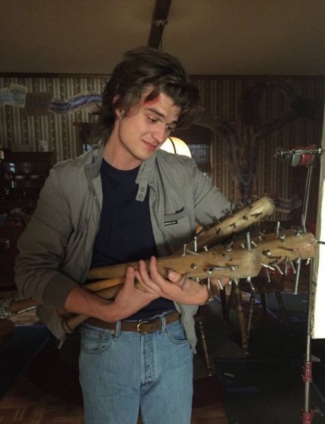 Steve and his Bats! #StrangerThings Steve Harrington Stranger Things, Joe Kerry, Beautiful Joe, Stranger Things Steve, Stranger Things Aesthetic, Joe Keery, Stranger Things Meme, Stranger Things Wallpaper, Steve Harrington