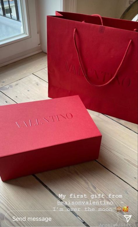 Pr package valentino Luxury Pr Package, Valentino Packaging, Pr Packages Aesthetic, Valentino Gifts, Box Bag Packaging, Luxury Brand Packaging, Pr Package, Paper Bag Design, Luxury Packaging Design