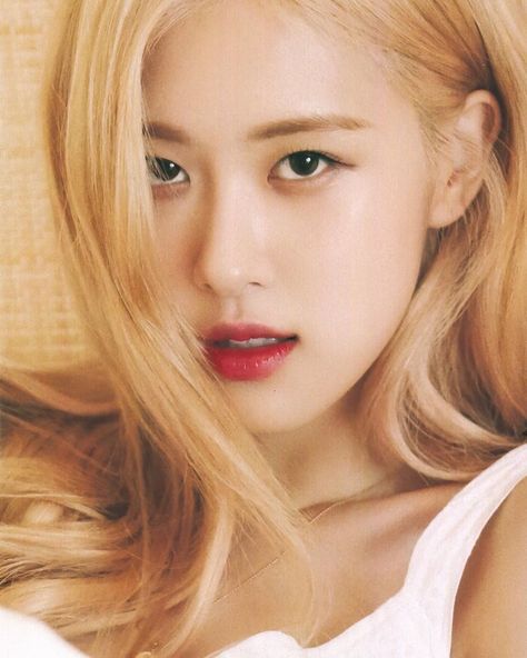 [📸] Rosé for BLACKPINK Summer Diaries in Hawaii. 🖤🔥 @roses_are_rosie . . . . . . . . . Follow for more infos. Your source of BLACKPINK Rosé… Bp Rosé, Roseanne Park, Park Rosé, Rose Blackpink, Rose Park, Rose Icon, Rose Photos, Jairzinho, Park Chaeyoung