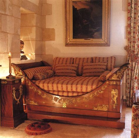 Eye For Design: Decorating French Empire Style Bedrooms French Interior Style, Chateaux Interiors, Dreamy Design, Empire Furniture, Neoclassical Interior, Bathtub Decor, French Interiors, Neoclassical Architecture, Dark Home Decor