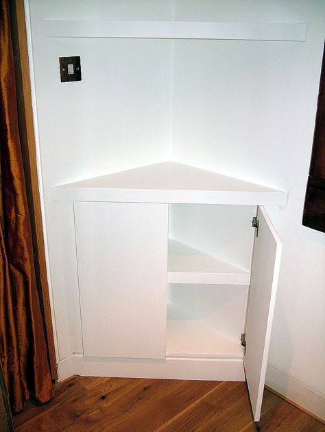 Triangular corner cupboard with floating shelves by londoncarpenter.co.uk Bedroom Wardrobe Interior, Corner Shelf Ideas, Corner Shelf Design, Corner Tv Cabinets, Sliding Door Wardrobe Designs, Glass Shelves Kitchen, Armoire D'angle, Floating Glass Shelves, Wardrobe Interior