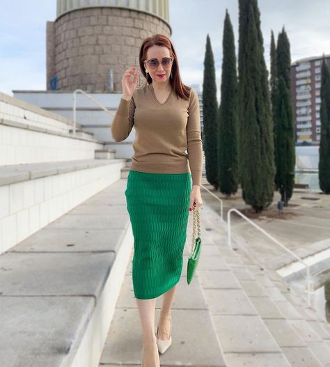 Patricia in a sweater and green skirt | 40plusstyle.com Green Pencil Skirt Outfit, Tops For Pencil Skirts, Trendy Fall Outfits For Women, Pencil Skirt Outfits Casual, Summer Pencil Skirts, Green Skirt Outfits, Sweater Skirt Outfit, Skirt Outfit Summer, Fall Outfits For Women