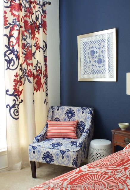 Love the drapes! Navy Coral Bedroom, Coral Bedroom Decor, Bedroom Sitting Area, Coral Bedroom, Navy Bedrooms, House Castle, Wallpaper Glitter, Navy Living Rooms, Bedroom Sitting