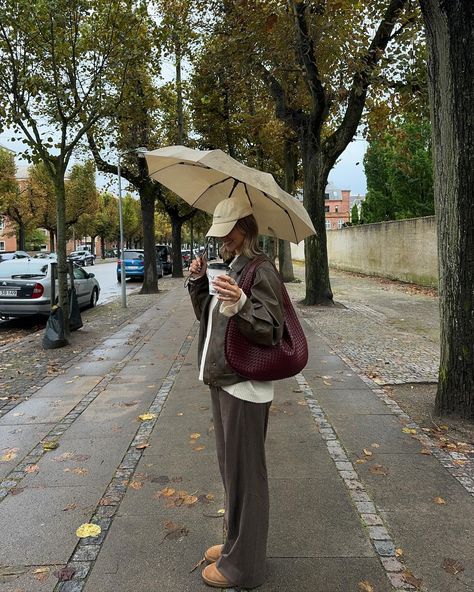 Rainy Day Outfit Fall, Rainy Fall Outfit, Rainy Day Aesthetic, Autumn School Outfit, Stockholm Street Style, Fall Fit, Easy Winter Outfit, Fall Fits, Outfits Fall