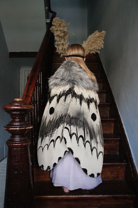 Halloween Moth Costume Moth Costume Diy, Moth Costume, Halloween Moth, Moth Wings, Witch Costumes, Diy Kostüm, Smen, Costume Diy, Fantasias Halloween