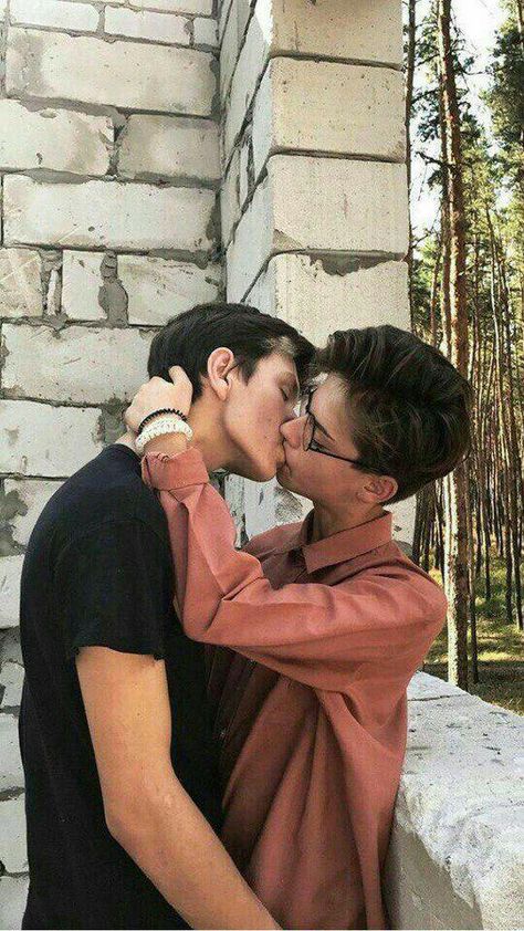 ماثيو ماكونهي, People Kissing, Image Couple, Connor Franta, Gay Aesthetic, Men Kissing, Lgbt Love, Flirting Moves, Gay Love