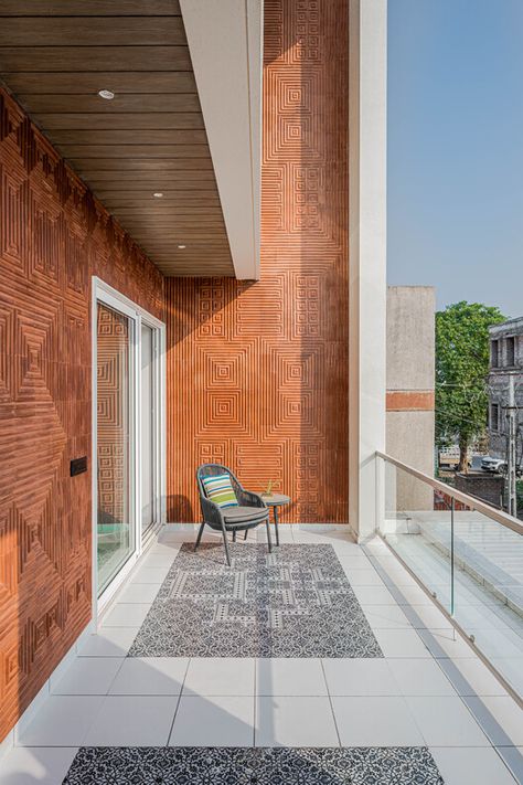 The Courtyard House / Manoj Patel Design Studio | ArchDaily Modern Tropical House, Exterior Tiles, Balcony Flooring, Studio 17, Tropical Architecture, Brick Architecture, Indian Architecture, Terrace Design, The Courtyard