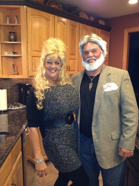 Kenny Rogers and Dolly Parton Halloween Costumes. We had a blast last year! 90s Country Costumes, Kenny Rogers Costume, Dolly Parton Halloween, Cowgirls Costume, Halloween Costumes Cowgirl, Cosmo And Wanda Costume, Cowgirl Halloween Costumes, Dolly Parton Costume, Cosmo Wanda