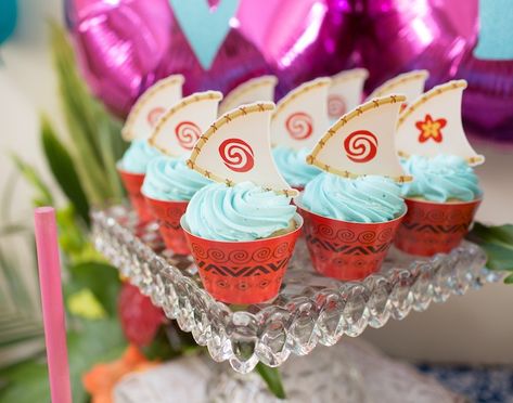 Moana Cupcakes, Moana Cupcake Toppers, Moana Cupcake, Tropical Birthday Cake, Moana Birthday Party Theme, Moana Theme Birthday, Birthday Luau, Festa Moana Baby, Elsa Birthday Party