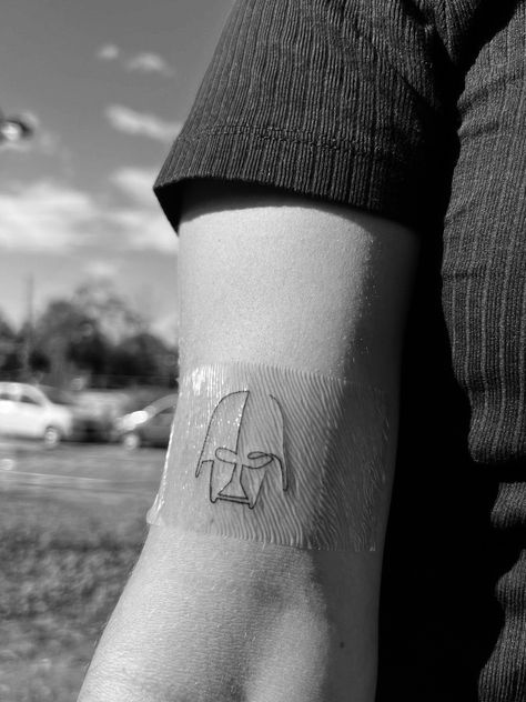 Starwars Line Tattoo, Vader Tattoo Minimalist, Star Wars Tattoos Women, Fine Line Star Wars Tattoo, Feminine Star Wars Tattoo, Starwars Tattoo Minimalist, Tattoo Ideas Star Wars, Star Wars Tattoo Minimalist, Star Wars Minimalist Tattoo