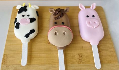 Emma Farm Birthday Party Ideas, Animal Cake Pops, Farm Animal Cakes, Tractor Birthday Party, Cake Pop Designs, Barn Party, Farm Theme Birthday, Farm Animals Birthday Party, Farm Themed Birthday Party