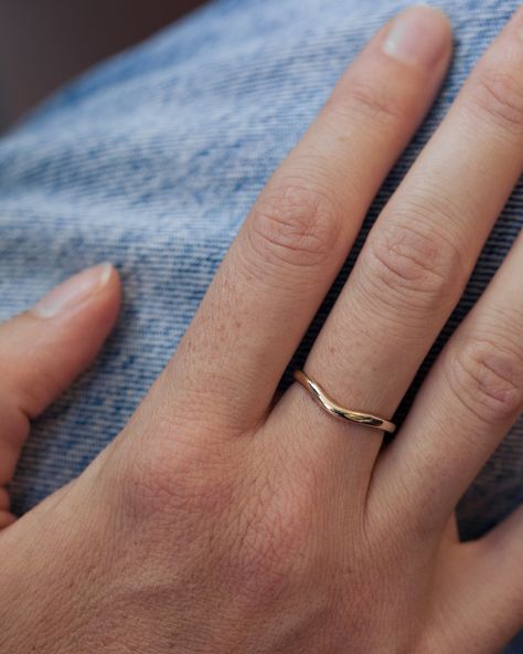 Wedding Rings Without Stones, Gold Ring Minimalist, Timeless Wedding Ring Sets, Wavy Wedding Band, Wedding Band For Low Set Engagement Ring, Hand Rings Gold, Minimalistic Wedding Ring, Wedding And Engagement Rings Set, Golden Ring For Women