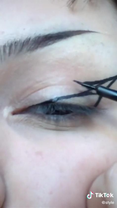 eyeliner [Video] | Maquillaje ojos caidos, Maquillaje de ojos encapuchados, Maquillage de ojos Eyeliner Ideas Alt, Eyeliner Styles Grunge, Egirl Eyeliner Ideas, Egirl Eyeliner Tutorial, Christmas Eyeliner Ideas, Eyeliner Edgy, Alt Eyeliner Styles, Alt Makeup Eyeliner, Delineados Egirl