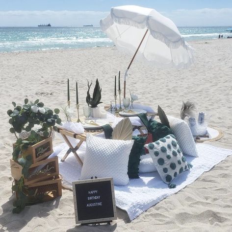 Emerald green birthday Picnic on the beach. Emerald Green Birthday, Green Picnic, Picnic On The Beach, Picnic Birthday Party, Luxury Picnic, Beach Picnics, Birthday Picnic, Picnic Theme, Green Birthday