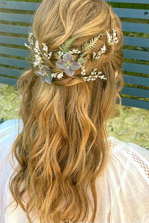 Another boho hairdo could be super chill for any bride. I’m loving this look for boho bridal vibes. Keep this to your bridal collection Bridal Vibes, Summer Wedding Hairstyles, Beautiful Wedding Hair, Bridal Hairstyle, Elegant Updo, Fancy Hairstyles, Hair Collection, Boho Bridal, Hey Girl