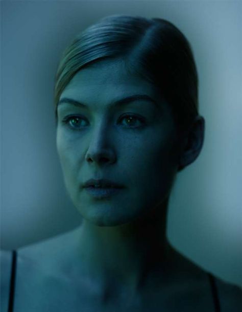 Solitary Portraits – Nadav Kander Rosamund Pike Gone Girl, Nadav Kander, Low Key Portraits, Viviane Sassen, Rhapsody In Blue, Photo Star, Rosamund Pike, Portrait Lighting, Photo Awards