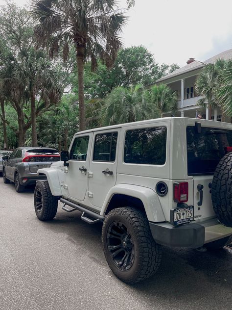 Beach Jeep Wrangler, White Jeep Wrangler Aesthetic, Teen Cars, White Jeep Wrangler Unlimited, Jeep Wrangler Aesthetic, Jeep Aesthetic, Blue Jeep Wrangler, White Jeep Wrangler, Jeep Sahara