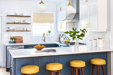 A playful and charming bistro-style kitchen Blue Yellow Kitchens, Classic Kitchen Style, Back Splashes, Classic Cabinets, Bright Kitchens, Yellow Kitchen, White Countertops, Classic Kitchens, Blue Kitchens