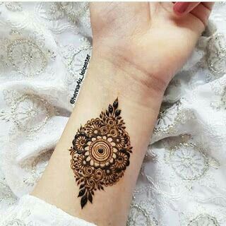 Henna Design Simple, Tattoo Klein, Mehndi Design Bridal, Henna Tattoo Design, Back Hand Mehndi Design, Henna Hands, Easy Mehndi Design, Bridal Mehndi Design, Tato Henna