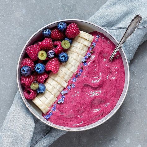 Raspberry Smoothie Bowl, Vanilla Powder, Breakfast Smoothie Bowl, Fruit Smoothie Recipes Healthy, Frozen Raspberries, Meal Prep Clean Eating, Smoothie Drink Recipes, Raspberry Smoothie, Healthy Bowls