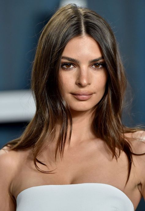 Emily Ratajkowski has gone blonde and of course she looks incredible- CosmopolitanUK Spring Makeup Trends, Emily Ratajkowski Style, Brown Hair Shades, Diy Hair Color, Brunette Models, Simple Makeup Looks, Emily Ratajkowski, Brown Hair Colors, Brunette Hair