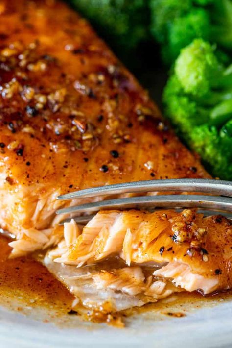 Maple Salmon Recipes, Maple Salmon, Maple Glazed Salmon, Honey Glazed Salmon, Salmon Glaze Recipes, Salmon Marinade, Dinner Quick, Healthy Weeknight Dinners, Salmon Dinner