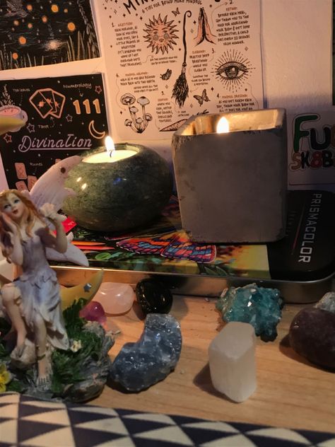 Spiritual Desk, Witchcraft Crystals, Crystal Bedroom, Fairy Circle, Desk Aesthetic, Crystal Room, Crystal Display, Scorpio Men, Studio Apartments