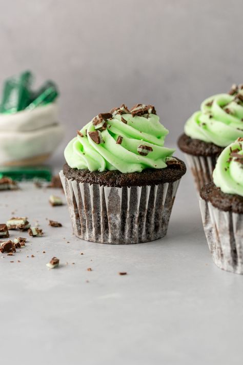 *This post may contain affiliate links. See my full disclosure policy. These mint chocolate cupcakes are rich chocolate cupcakes that are topped with mint buttercream frosting and chopped andes mints. This is such a fun and perfect dessert for all mint chocolate chip ice cream lovers! These chocolate mint cupcakes have the perfect amount of...Read More Mint Buttercream Frosting, Chocolate Mint Cupcakes, Peppermint Bark Cheesecake, Mint Buttercream, Mint Chocolate Cupcakes, Mint Cupcakes, Mint Chocolate Desserts, Andes Mints, Mint Frosting