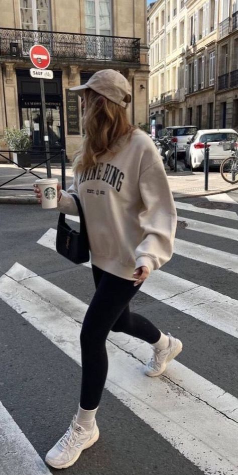 Chic Crewneck Outfit, Gym Errands Outfit, Outfit With Crewneck, Overzised Sweatshirt Outfit, White Sweatshirt Outfit Street Style, Sweatshirt And Sneakers Outfit, Winter Crewneck Outfit, Varsity Sweatshirt Outfit, Graphic Sweatshirt Outfit Street Styles