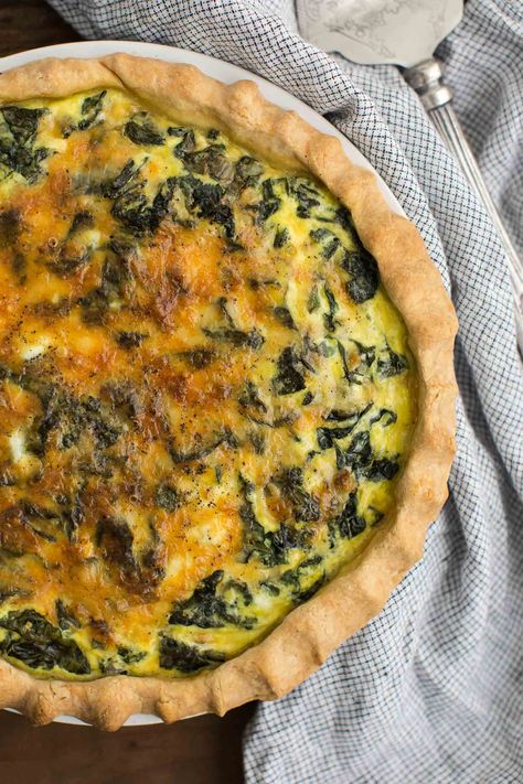 Kale Quiche with Garlic (filling of kale, shallot, garlic, 8 eggs, 2 1/2 c milk, 4 oz cheese...) Quiche Vegetarian, Recipes Quiche, Kale Quiche, Vegetable Quiche Recipes, Garlicky Kale, Homemade Crust, Kale Recipes, Paleo Breakfast, Quiche Recipes