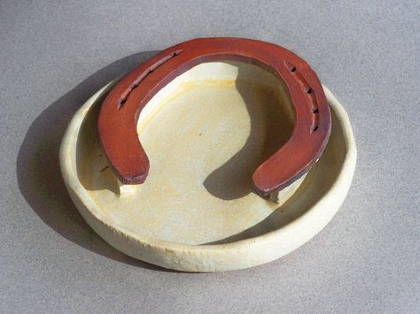 Floating horse shoe tray. Horse Shoe Ceramic, Country Clay Ideas, 2023 Christmas Gifts, Shoe Tray, Christmas Things To Make, Ideas Ceramica, Clay Classes, Student Choice, Diy Air Dry Clay