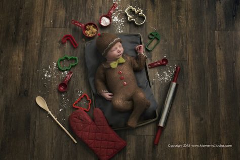 10 Photographers Share Their Favorite Holiday Photo Baby Christmas Photoshoot, Baby Gingerbread, Gingerbread Man Costumes, Christmas Session, Newborn Costume, Gifts Photography, Baby Christmas Outfit, Mommy Baby