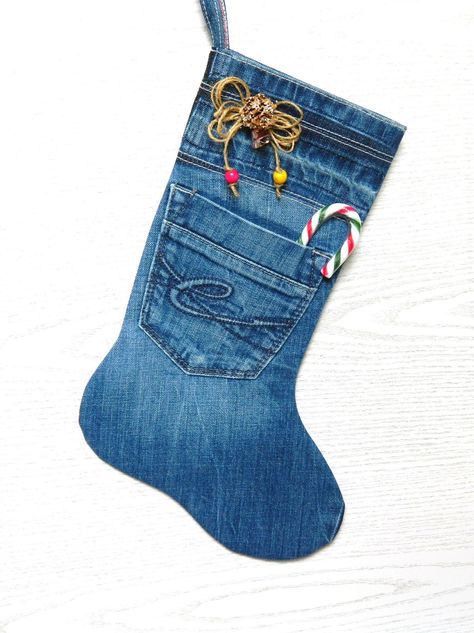 Denim Christmas Stockings Old Jeans, Christmas Stockings Made From Old Jeans, Denim Christmas Stocking, Denim Pockets Projects, Denim Crafts Things To Make, Handmade Christmas Stocking, Xmas Stockings Ideas, Old Jeans Ideas, Crafts With Old Jeans