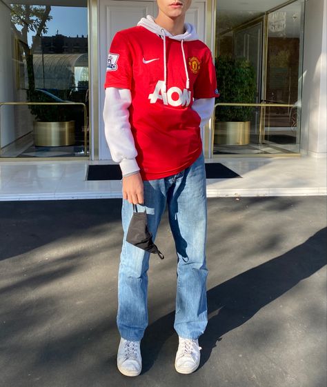 Soccer Jersey Outfit Men, Jersey Outfits, Bloke Core, Jersey Fits, Sporty Streetwear, Football Jersey Outfit, Man Japan, Shirt Outfit Men, Manchester United Fans