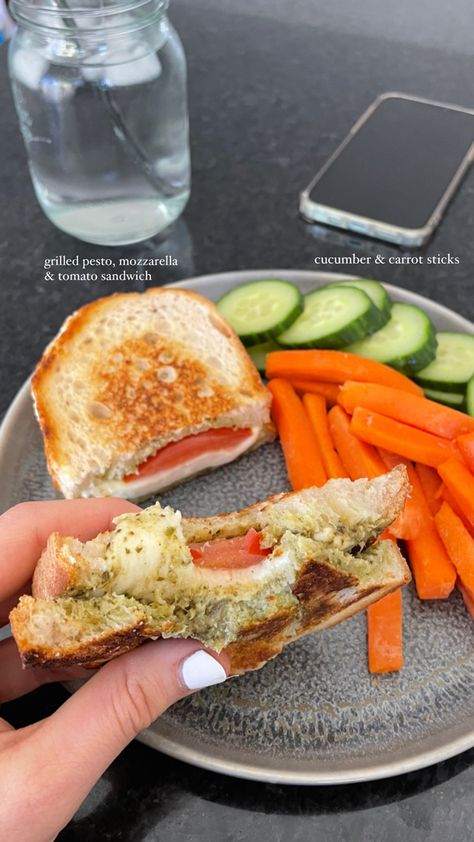 Los Calorie Lunch, High Protein School Lunches, Healthy Summer Meal Ideas, Lunch Healthy Ideas, Healthy Lunches On The Go, School Food Ideas, Healthy Lunch Aesthetic, Tomato Mozzarella Sandwich, Healthy College Meals