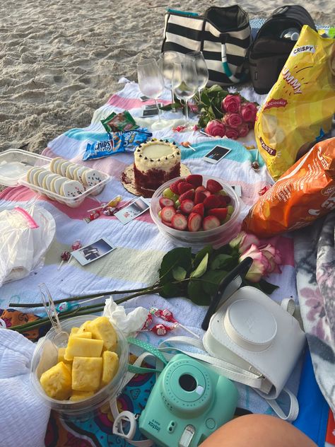 Picnic At The Beach Friends, Picnics With Friends Aesthetic, Simple Beach Party Ideas, Beach Date With Friends, Beach Picnic Aesthetic Food, Beach Picnic Activities, Beach Picnic Ideas Friends, Sunrise Beach Picnic, Beach Day With Friends Aesthetic