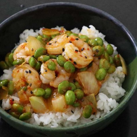 Sweet spicy shrimps and edamame rice bowl Edamame Shrimp Bowl, Filipino Menudo, Edamame Recipes Spicy, Edamame Rice, Pork Menudo, Sweet Chili Shrimp, Sweet And Spicy Shrimp, Shrimp And Quinoa, Edamame Recipes