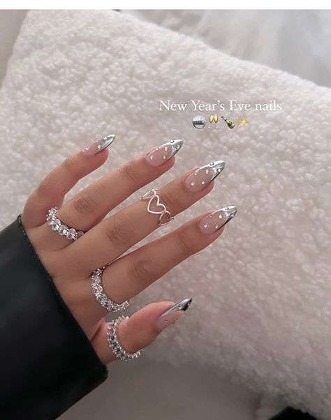 Rave Nails, Shiny Nails Designs, Classic Nails, Shiny Nails, Almond Nails Designs, Acrylic Nails Coffin Pink, Silver Nails, Luxury Nails, Classy Nails