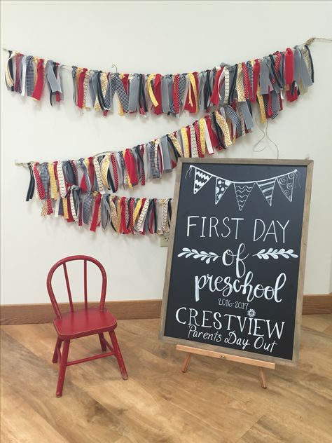 First Day School Photo Booth, First Day Of Preschool Decoration Ideas, First Day Of Preschool Photo Booth, First Day Of Kindergarten Photo Booth, Preschool Open House Decorations, Preschool Picture Backdrop Ideas, First Day Photo Booth, Prek Photo Ideas, 1st Day Of Preschool Pictures