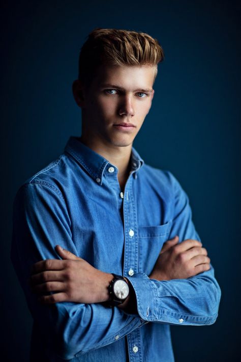 Guy Senior Poses, Which Outfits, Fashion Photography Ideas, Senior Picture Ideas For Guys, Senior Portrait Outfits, Creative Senior Pictures, Senior Portraits Male, Men's Portrait Photography, Male Outfits