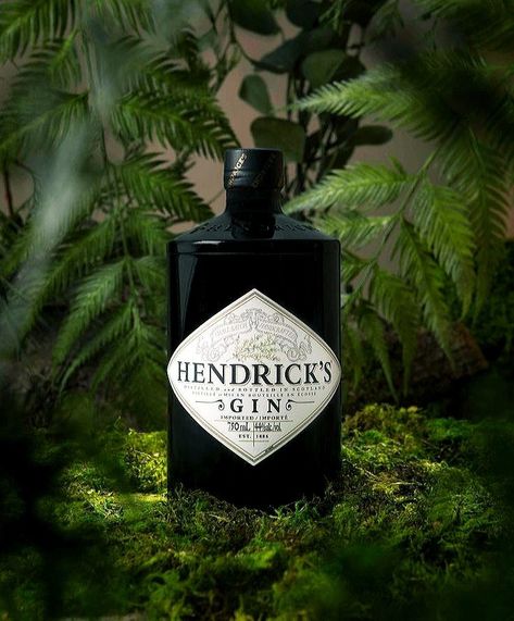 Jungle Product Photography, Fantasy Product Photography, Whisky Product Photography, Moody Product Photography Ideas, Gin Bottle Photography, Gin Product Photography, Product Photography Bottle, Product Photography Drinks, Dark Product Photography