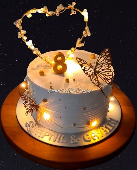 Lighting Cake Design, Cake Designs For Marriage Anniversary, Beautiful Anniversary Cake, Gold And White Cake Design, Cake With Lights Led, Anniversary Cakes Designs, White And Gold Anniversary Cake, Elegant Anniversary Cakes, Cake Designs For Anniversary