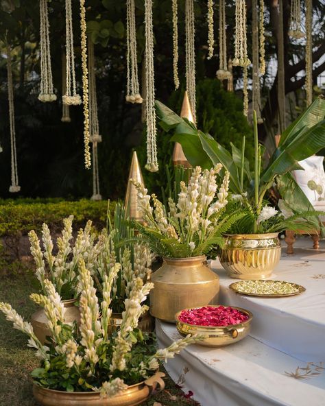 Home weddings are pure love ❤️ Especially when you are born and bought up right there! The feeling is truly nostalgic! This beautiful cozy setting that we got a chance to be a part of for Anahita and Karan was an out of the world experience… the aura, the vibe, the surrounding! When you decide to get married under the same Kachnaar tree in your ghar ka aangan that you once played under several years ago… the feeling hits different! Shaadi Wala Ghar! Anahita + Karan Bhopal Design, Decor ... Wedding Flowers Indian, Vintage Indian Wedding Decor, Sustainable Indian Wedding, Wedding Decor South Indian, Jasmine Wedding Decor, Indian Home Wedding Decor, Diy Indian Wedding Decor Ideas, Modern Indian Wedding Decor, Engagement Decorations Indian At Home