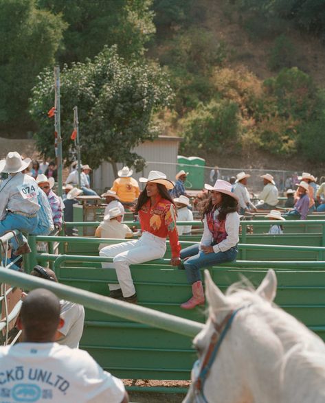 Africans in the Americas on Twitter: "Black American Cowboys and Cowgirls in Oakland, California photographed by Gabriela Hasbun.… " Cowboys Boots, Black Cowboys, Black Cowgirl, Oakland California, Southern Hospitality, Trail Riding, Cowboy And Cowgirl, Black American, Horse Girl