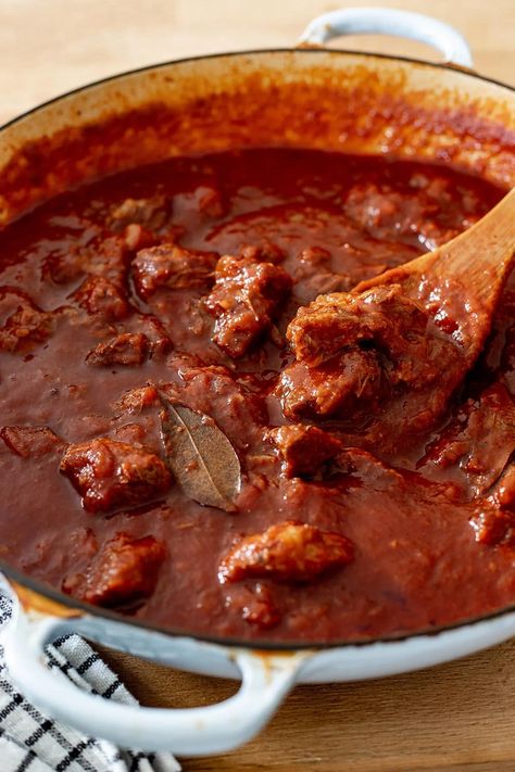 Stracotto di Manzo Stracotto Crock Pot, Stracotto Recipe, Beef Italian Recipes, Gourmet Beef Recipes, Spanish Dinner Recipes, Beef With Tomato Sauce, Italian Meat Dishes, Beef Braised, Braised Beef Recipes