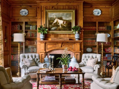 15 Handsome Wood Paneled Libraries + Father's Day Gift Guide - The Glam Pad James Farmer, Cozy Home Library, Paneled Library, English Country Decor, English Decor, Home Libraries, Design Del Prodotto, Elegant Living, Traditional Interior