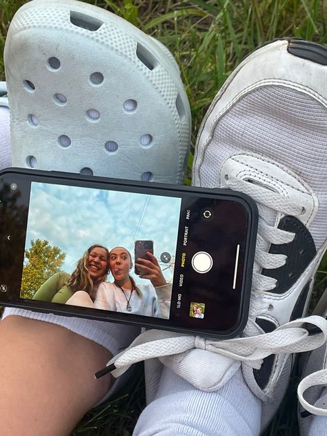 Summer Aesthetic Selfies, Phone On Shoes Selfie, Phone In Phone Picture, Phone To Phone Selfie, 0.5 Selfie Iphone, Phone In Front Of Face Selfie, Phone On Shoes Photo, Funny Pic Ideas For Duos, Phone Selfie Pictures