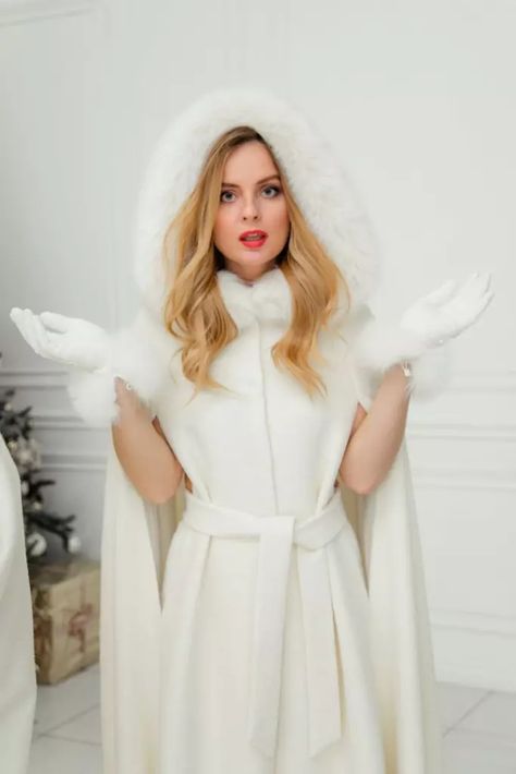 Elegant Winter Wedding Dresses with Fur Shawls – Stay Warm & Stylish Winter Wedding Dress Fur Coats, Dresses With Fur, Winter Wedding Cape, Fur Cloak, Winter Wedding Dresses, Elegant Winter Wedding, Bridal Jacket, Wedding Cape, Fur Shawl