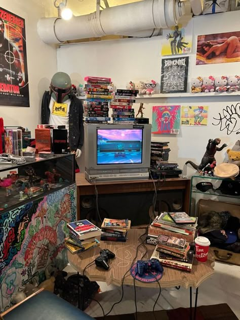 Grunge Messy Room, 2000 Room Aesthetic Grunge, Grunge Shelves, Skateboard Room Aesthetic, Hangout Room Aesthetic, Skater Apartment, Room Inspo Skater, Messy Room Aesthetic Grunge, Skateboard Room Ideas