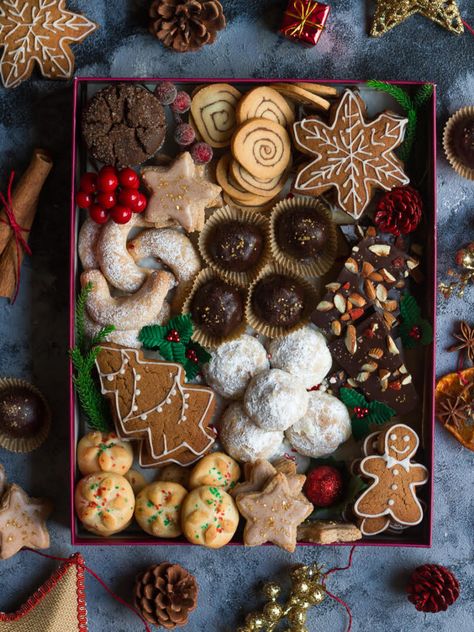 Holiday Gift Box Packaging, Christmas Cookie Box Ideas, Christmas Cookie Boxes, Christmas Cookies Packaging, Easy Holiday Cookies, Cookies Box, Christmas Cookie Box, Christmas Treats Boxes, Cupcake Shop